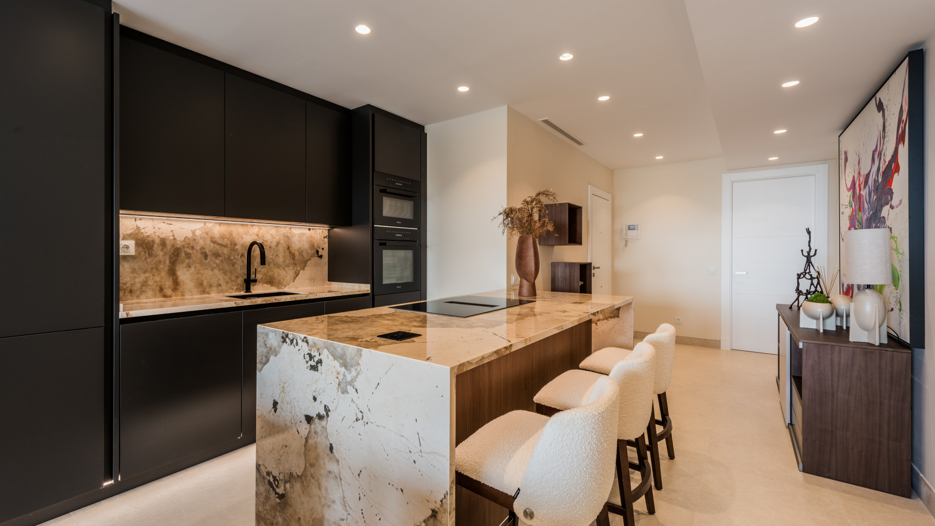 Beachfront Apartment · Photo 8