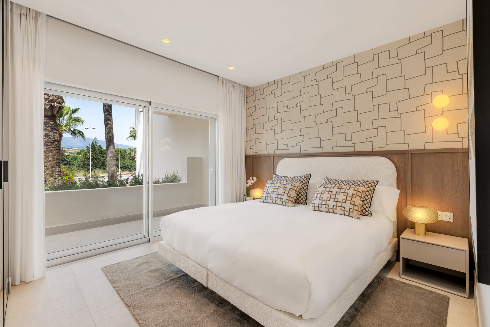 Beachfront Apartment with Sea Views · Photo 12