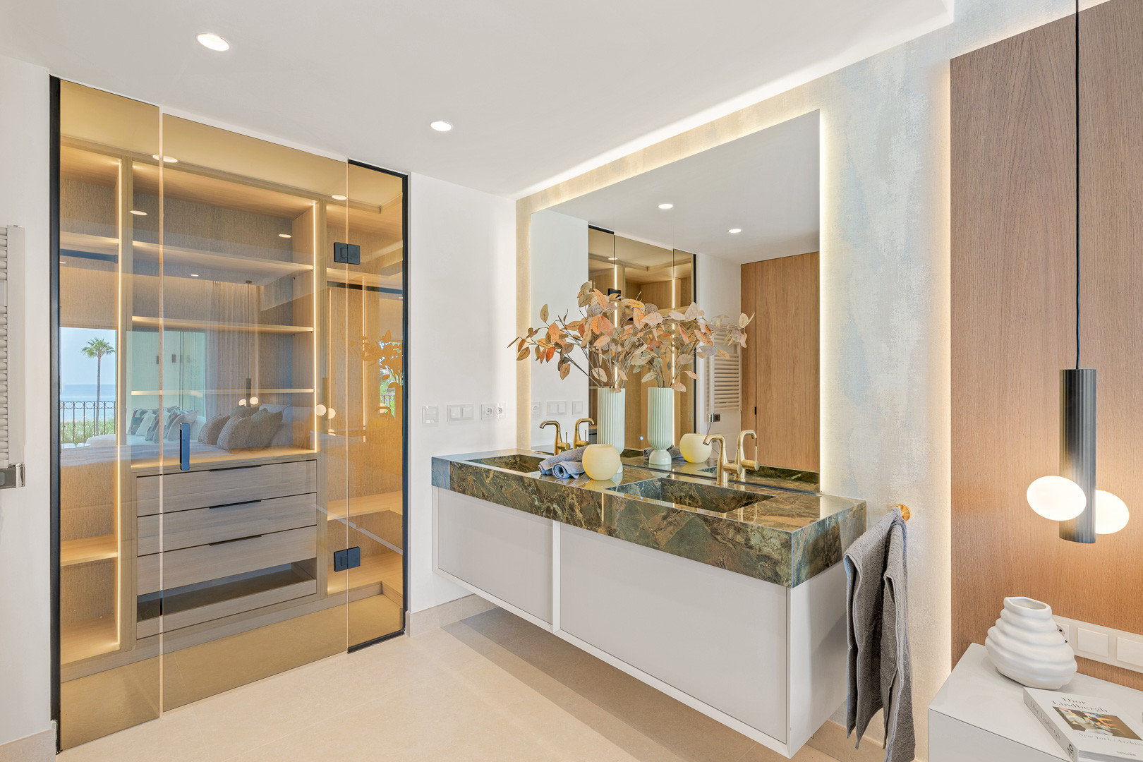 Beachfront Apartment with Sea Views · Photo 14