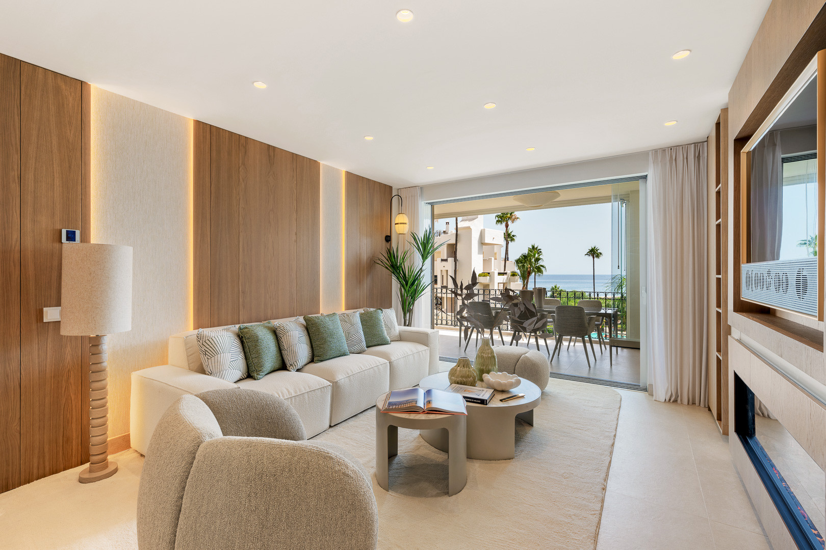 Beachfront Apartment with Sea Views · Photo 8
