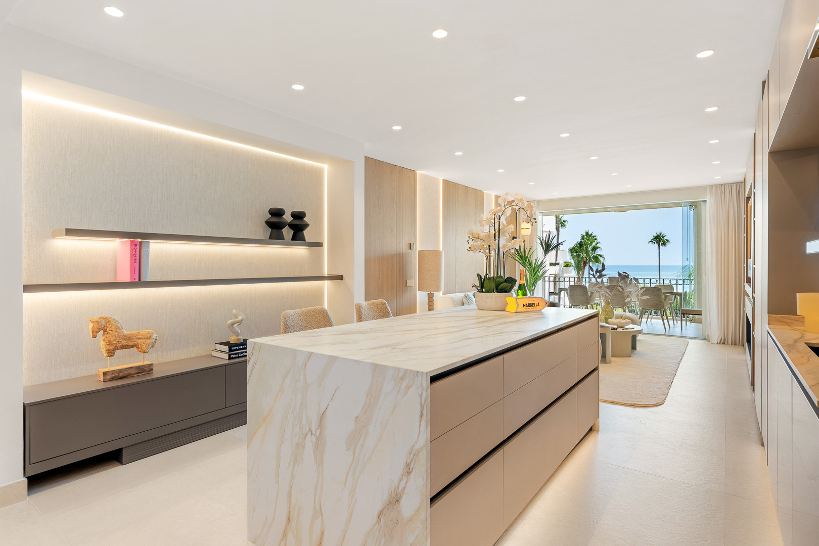 Beachfront Apartment with Sea Views · Photo 9