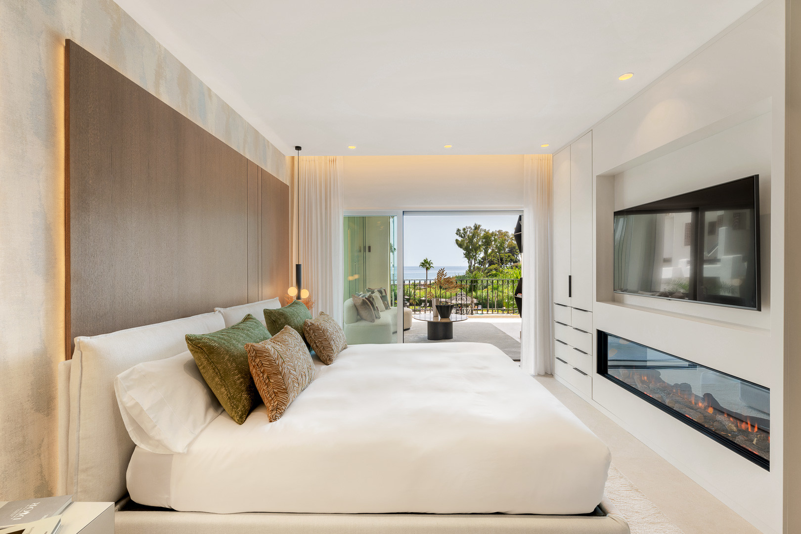 Beachfront Apartment with Sea Views · Photo 11