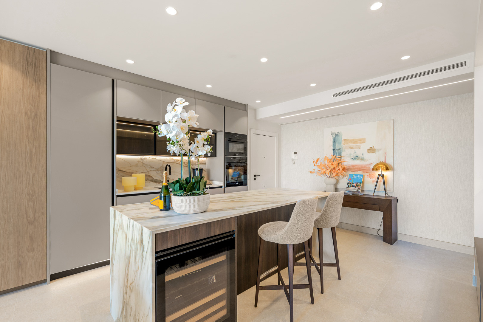 Beachfront Apartment with Sea Views · Photo 10