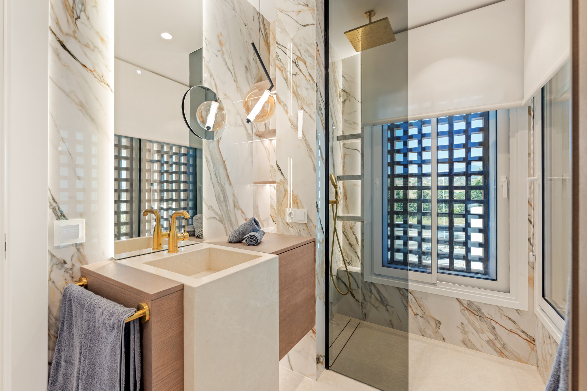 Beachfront Penthouse with Sea Views · Photo 17