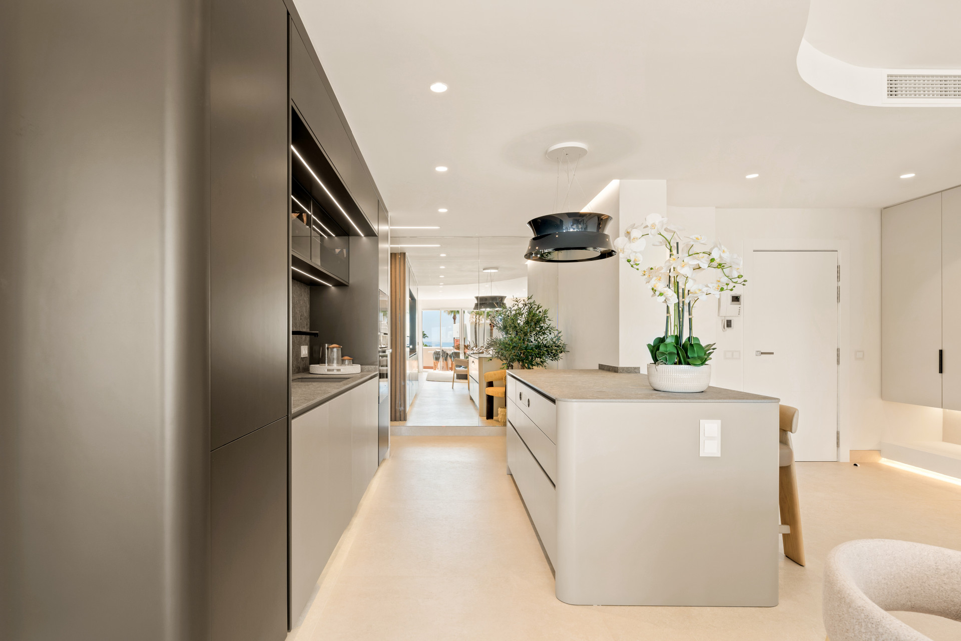 Beachfront Penthouse with Sea Views · Photo 11