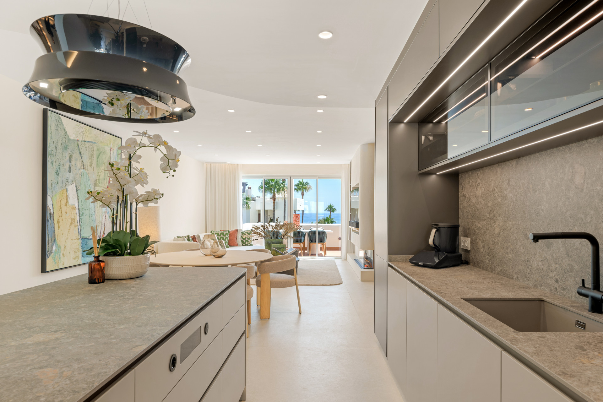 Beachfront Penthouse with Sea Views · Photo 9