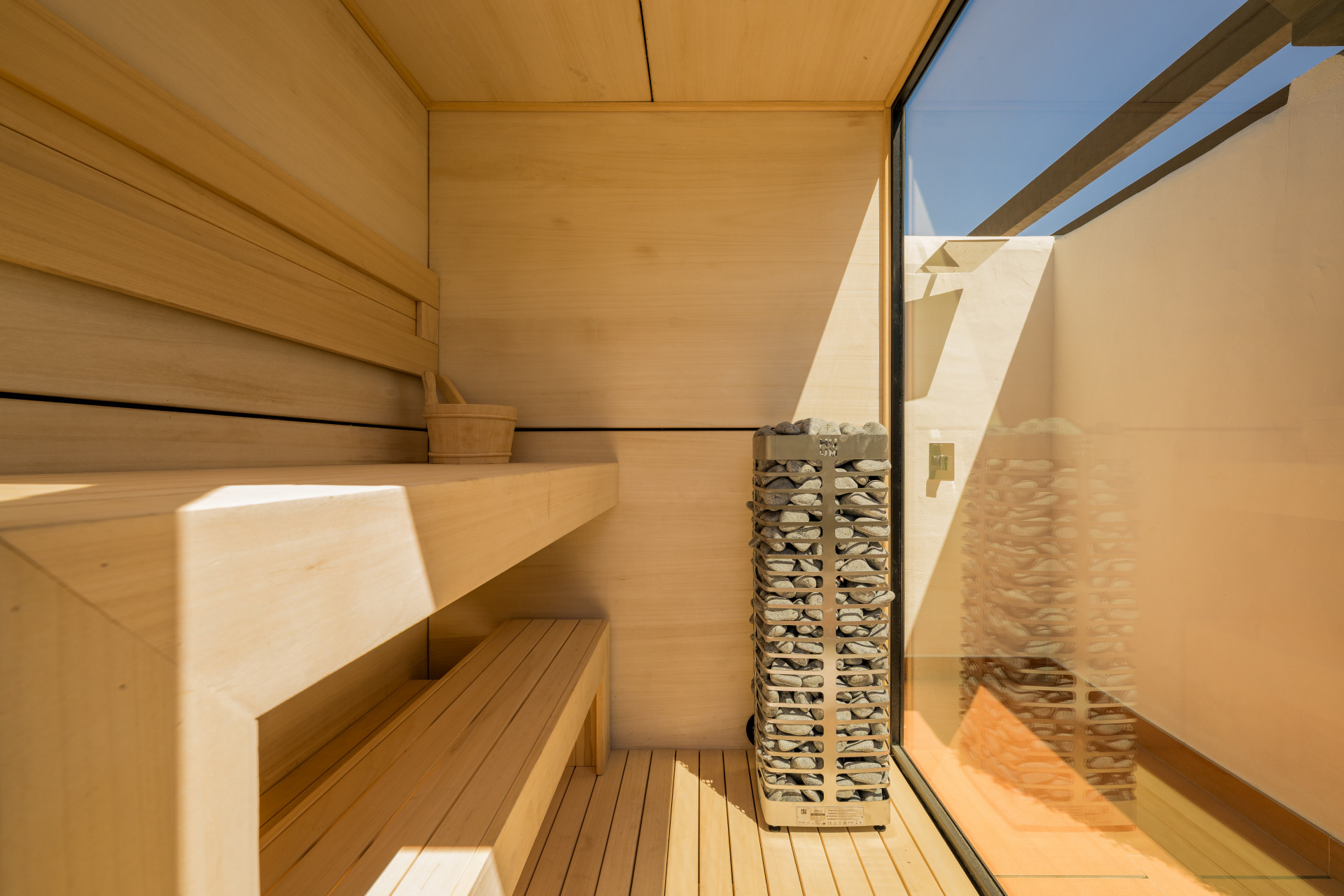 Beachfront Penthouse with Sea Views · Photo 19