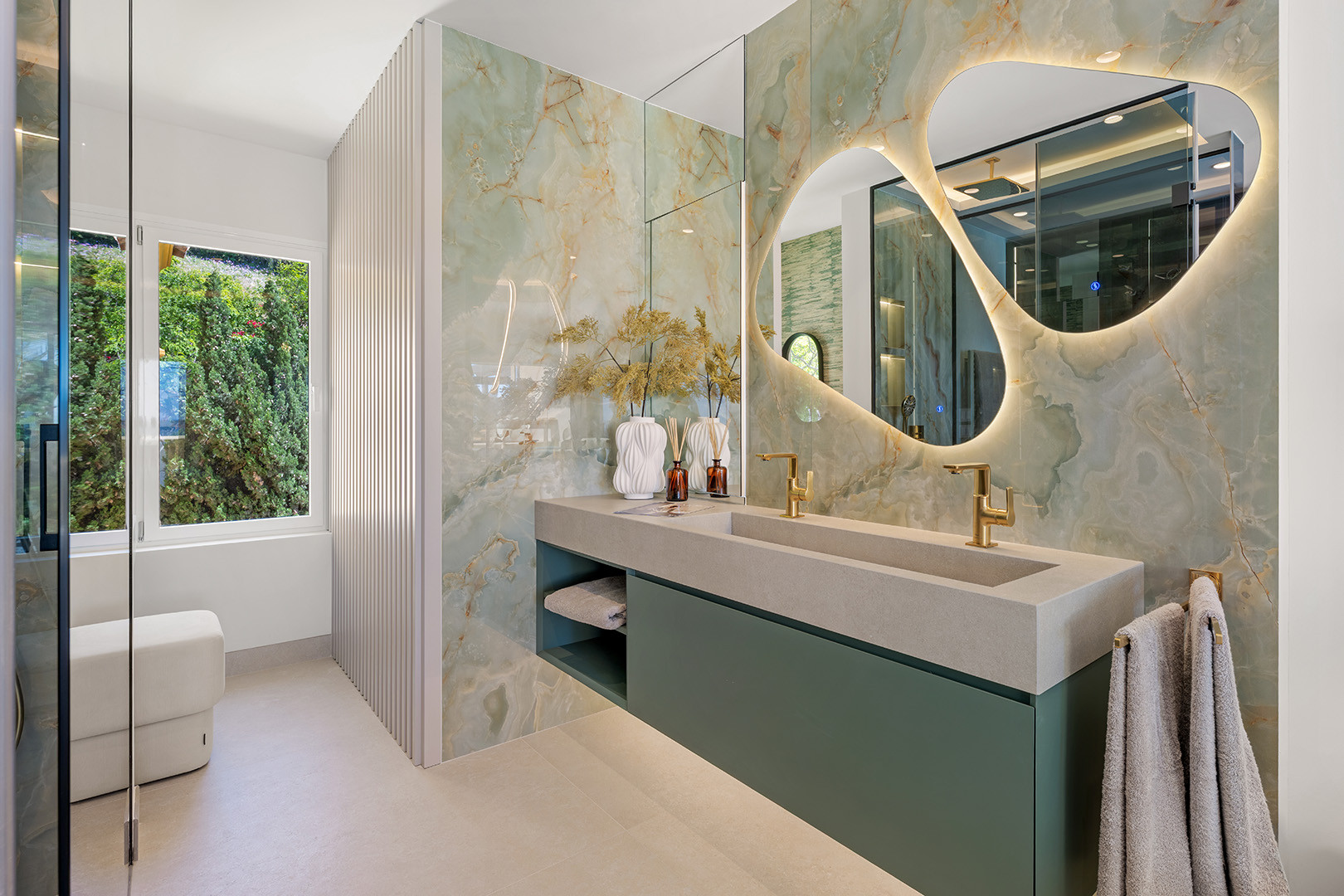 Beachfront Apartment with Sea Views · Photo 14