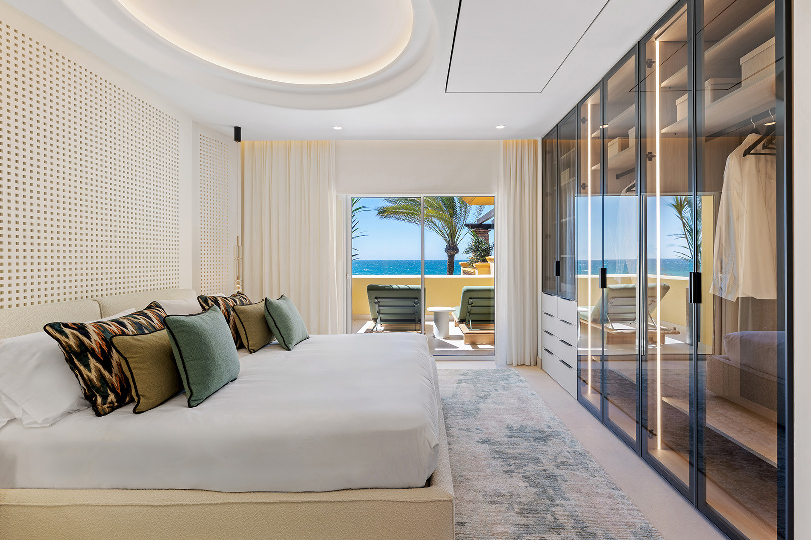 Beachfront Apartment with Sea Views · Photo 9