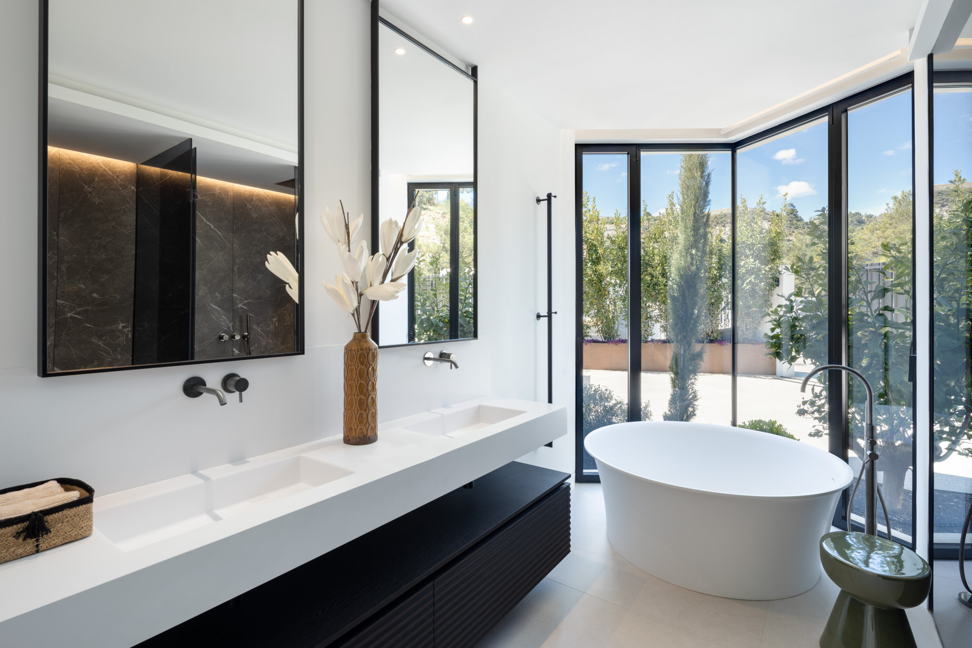 Contemporary Villa with Panoramic Sea Views · Photo 16