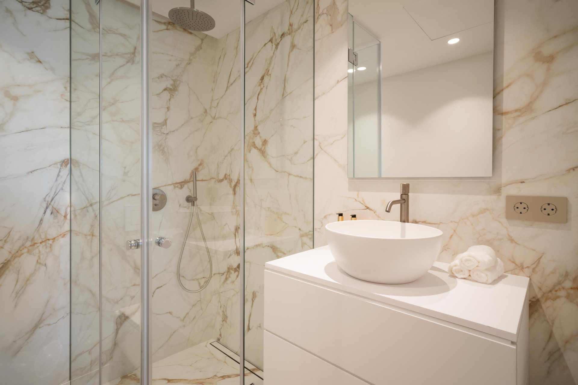 Modern Apartment · Photo 13