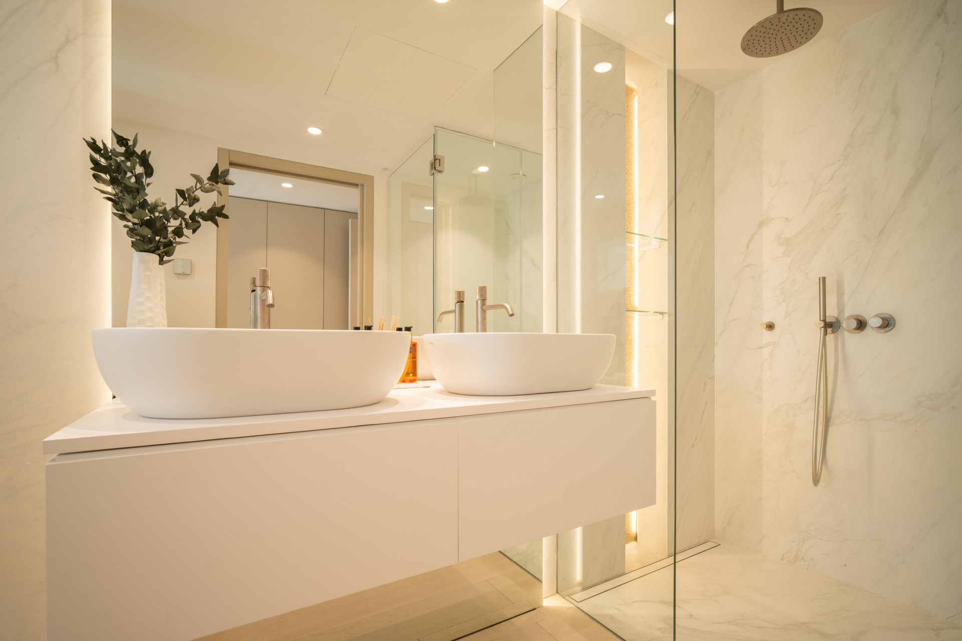 Modern Apartment · Photo 11