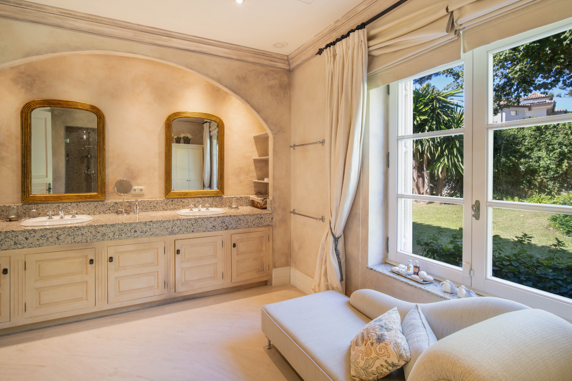 Villa with Stunning Views · Photo 14