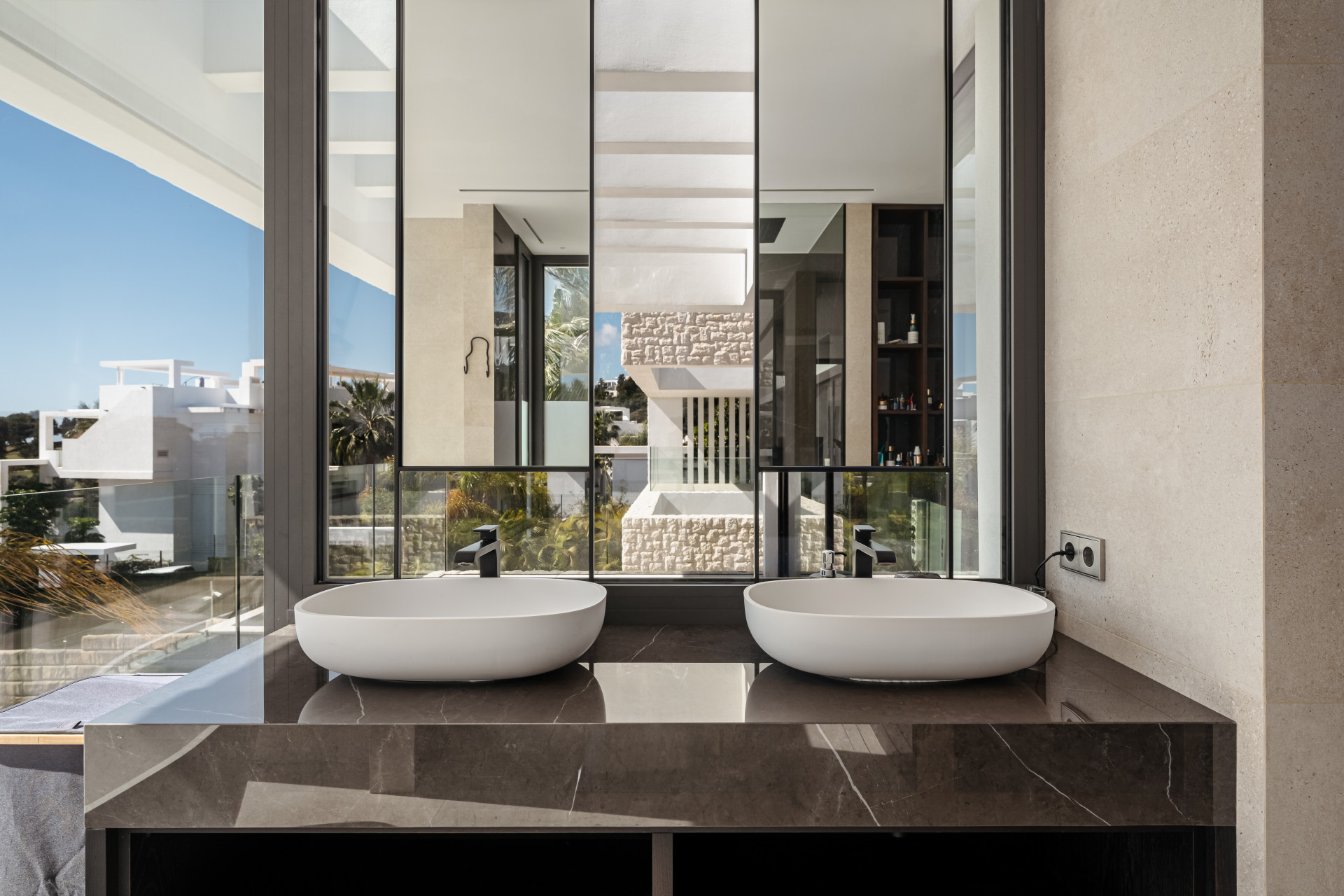 Moderní Luxusní Vila s Panoramatickým Výhledem · Fotografie 15