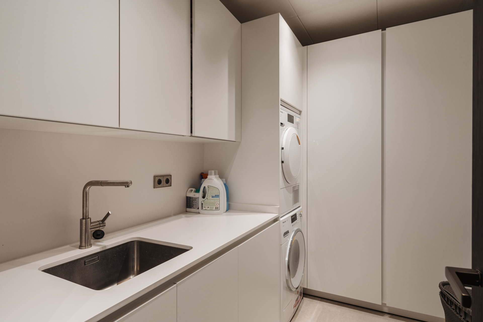 Moderní Luxusní Vila s Panoramatickým Výhledem · Fotografie 19