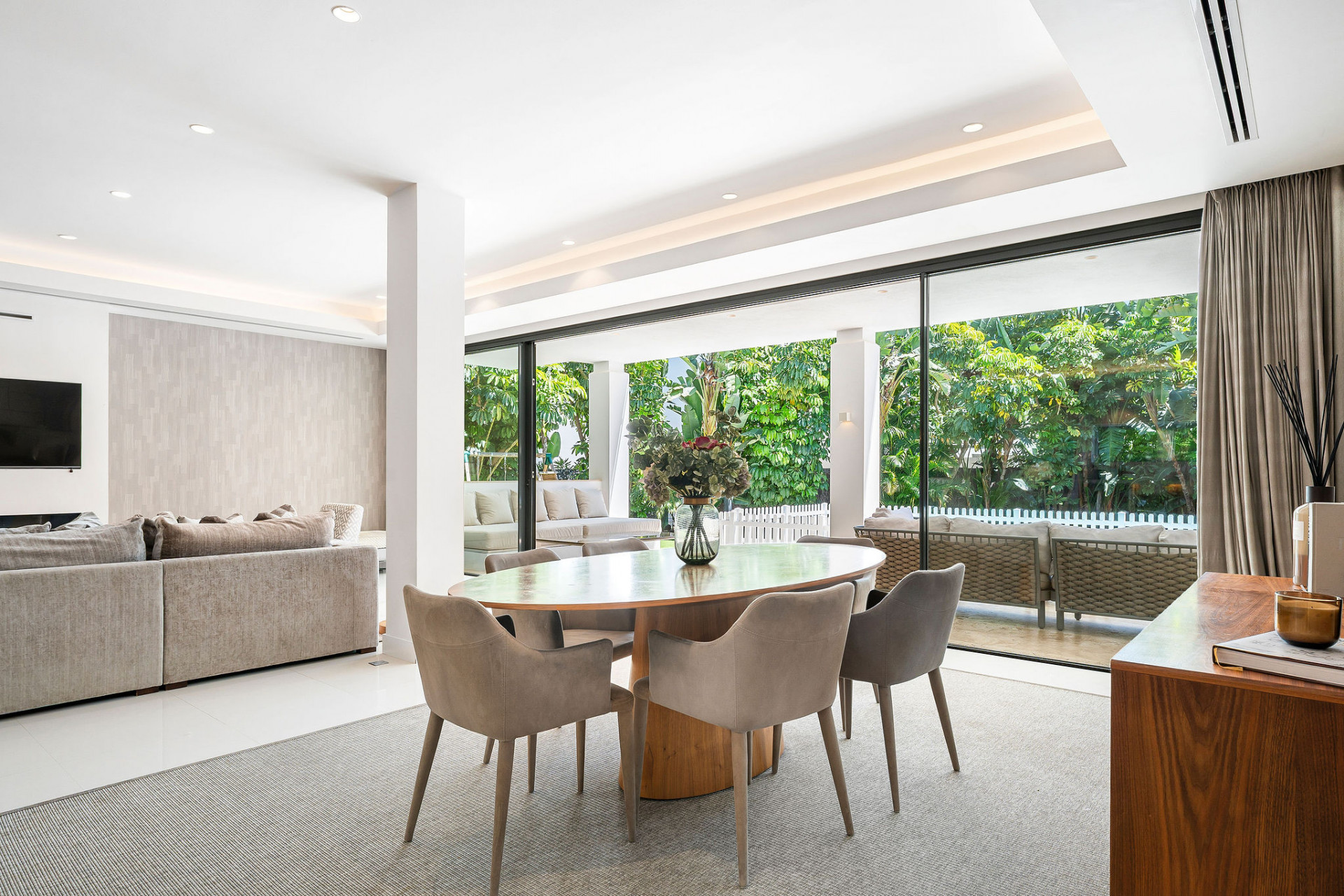 Contemporary Villa with Private Pool · Photo 11