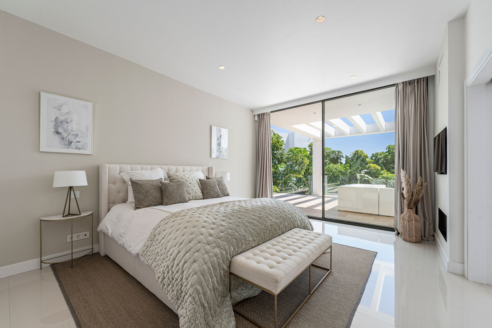 Contemporary Villa with Private Pool · Photo 16