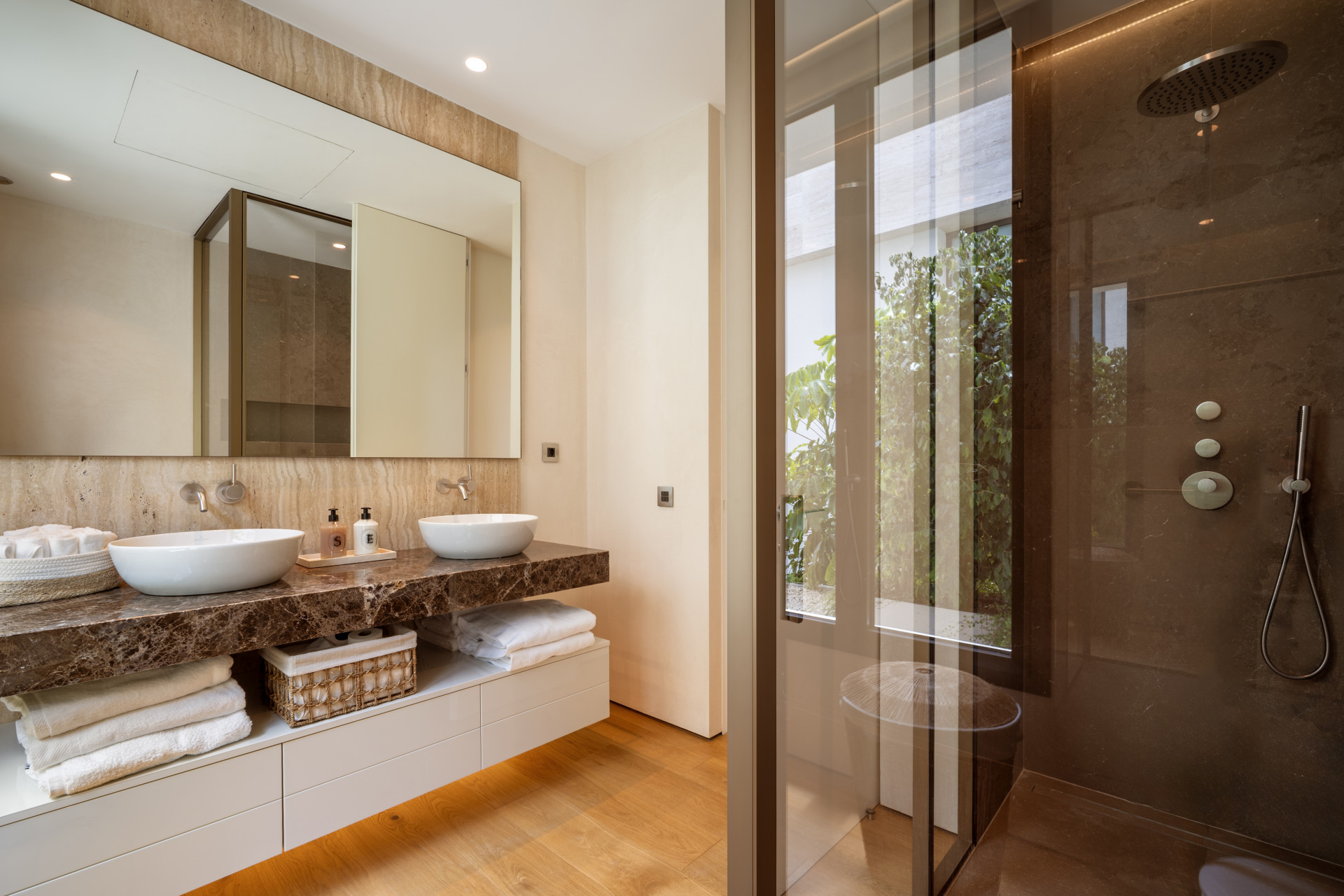 Modern Apartment with Panoramic Views · Photo 18