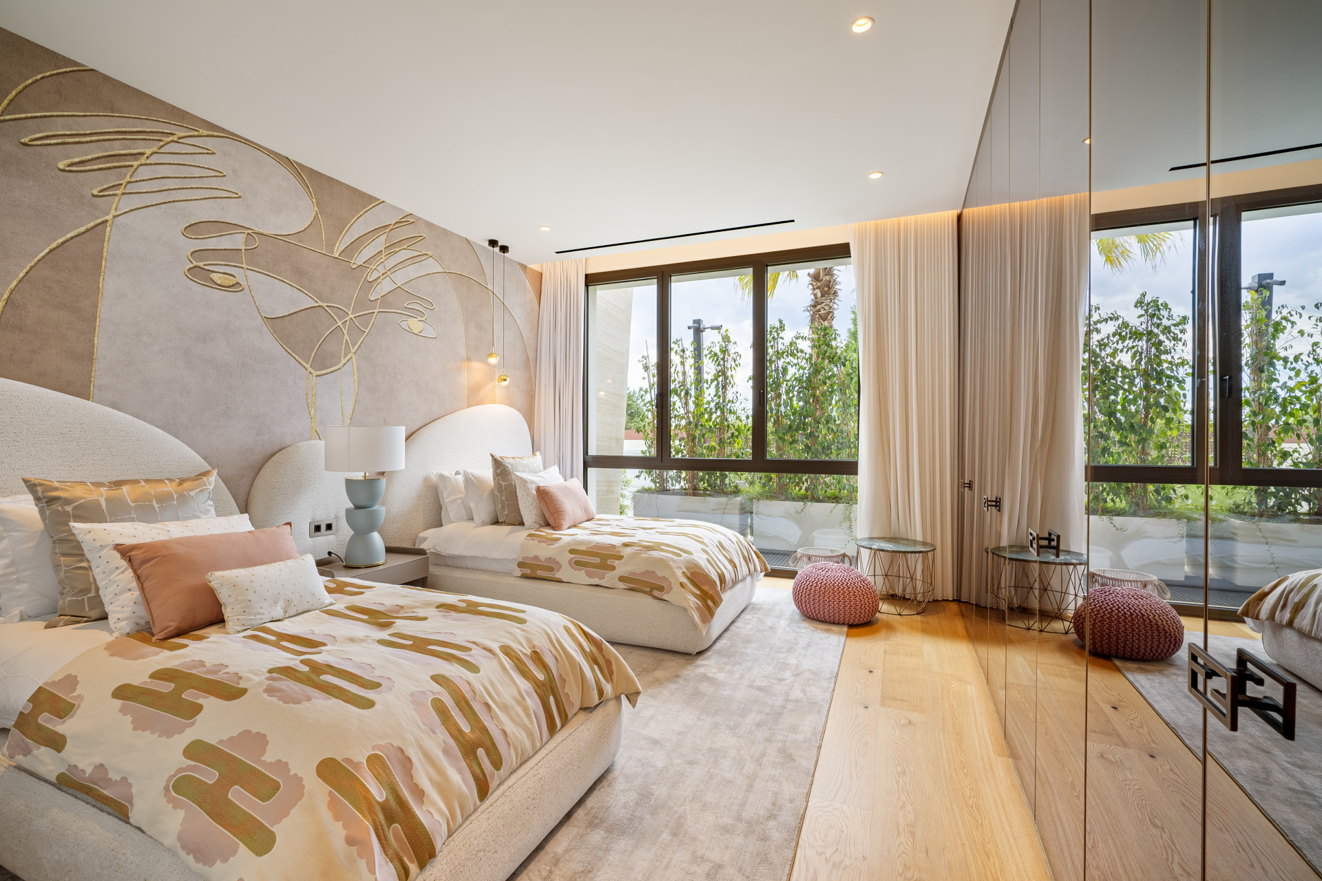 Modern Apartment with Panoramic Views · Photo 12