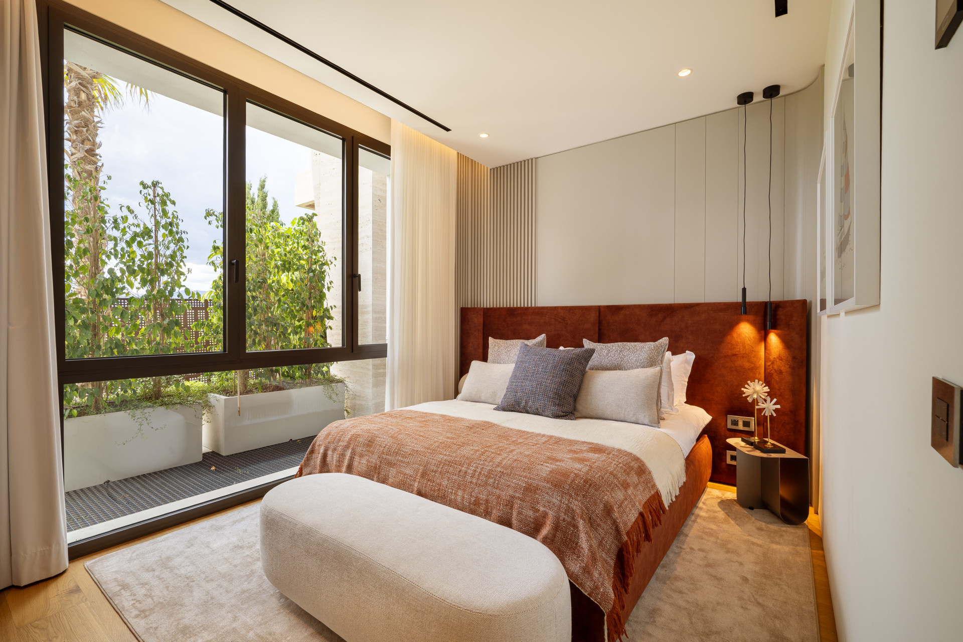Modern Apartment with Panoramic Views · Photo 11