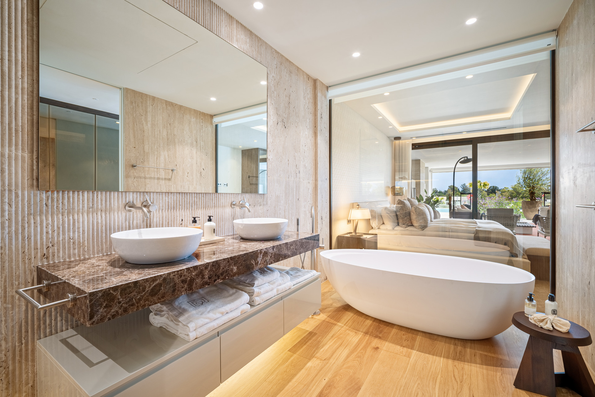 Modern Apartment with Panoramic Views · Photo 16