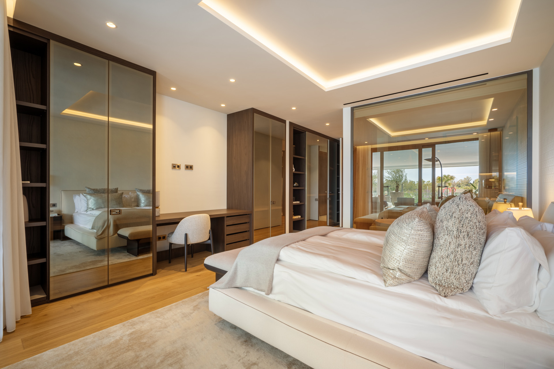 Modern Apartment with Panoramic Views · Photo 14