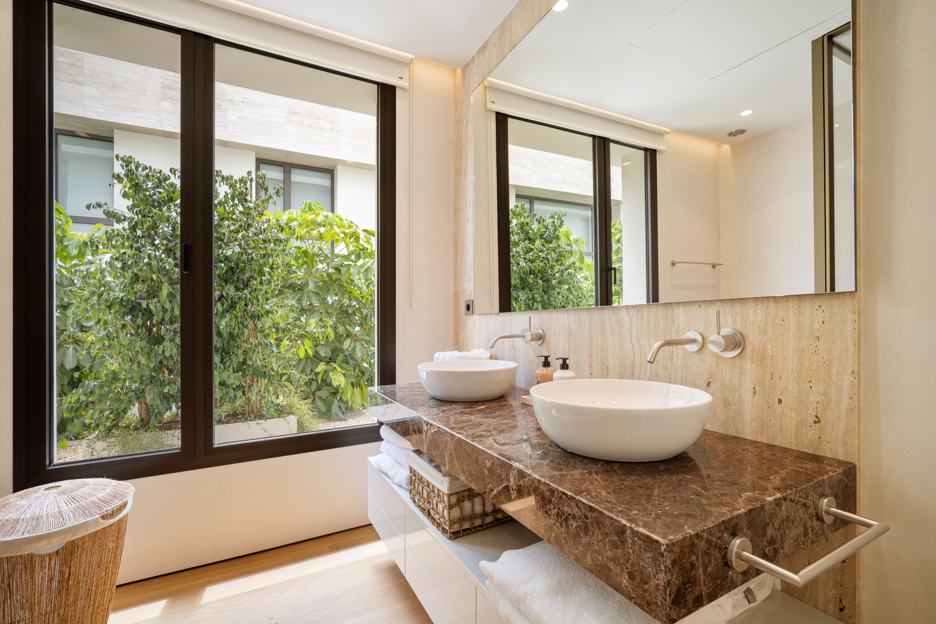 Modern Apartment with Panoramic Views · Photo 17