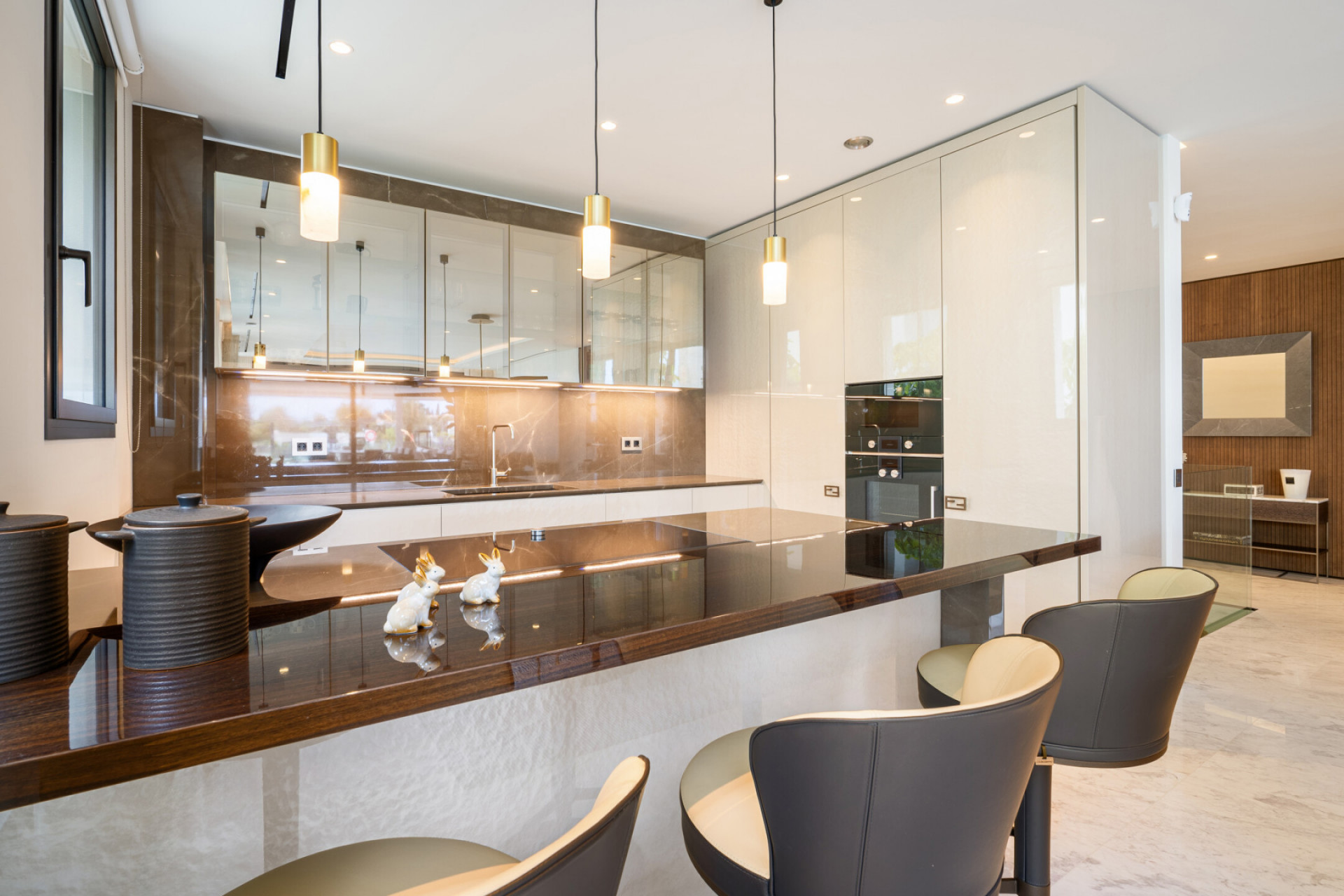 Modern Apartment with Panoramic Views · Photo 10