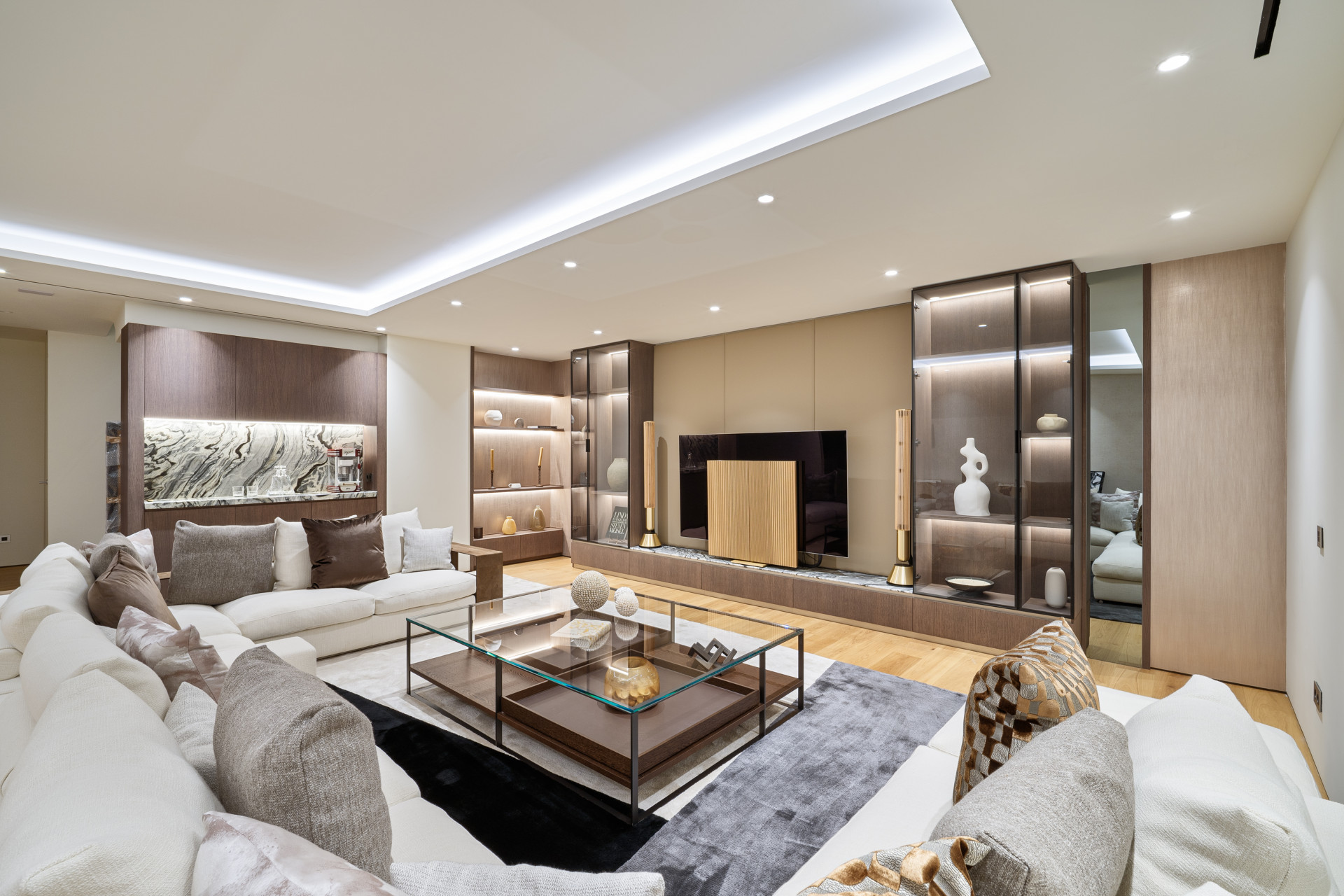 Modern Apartment with Panoramic Views · Photo 8