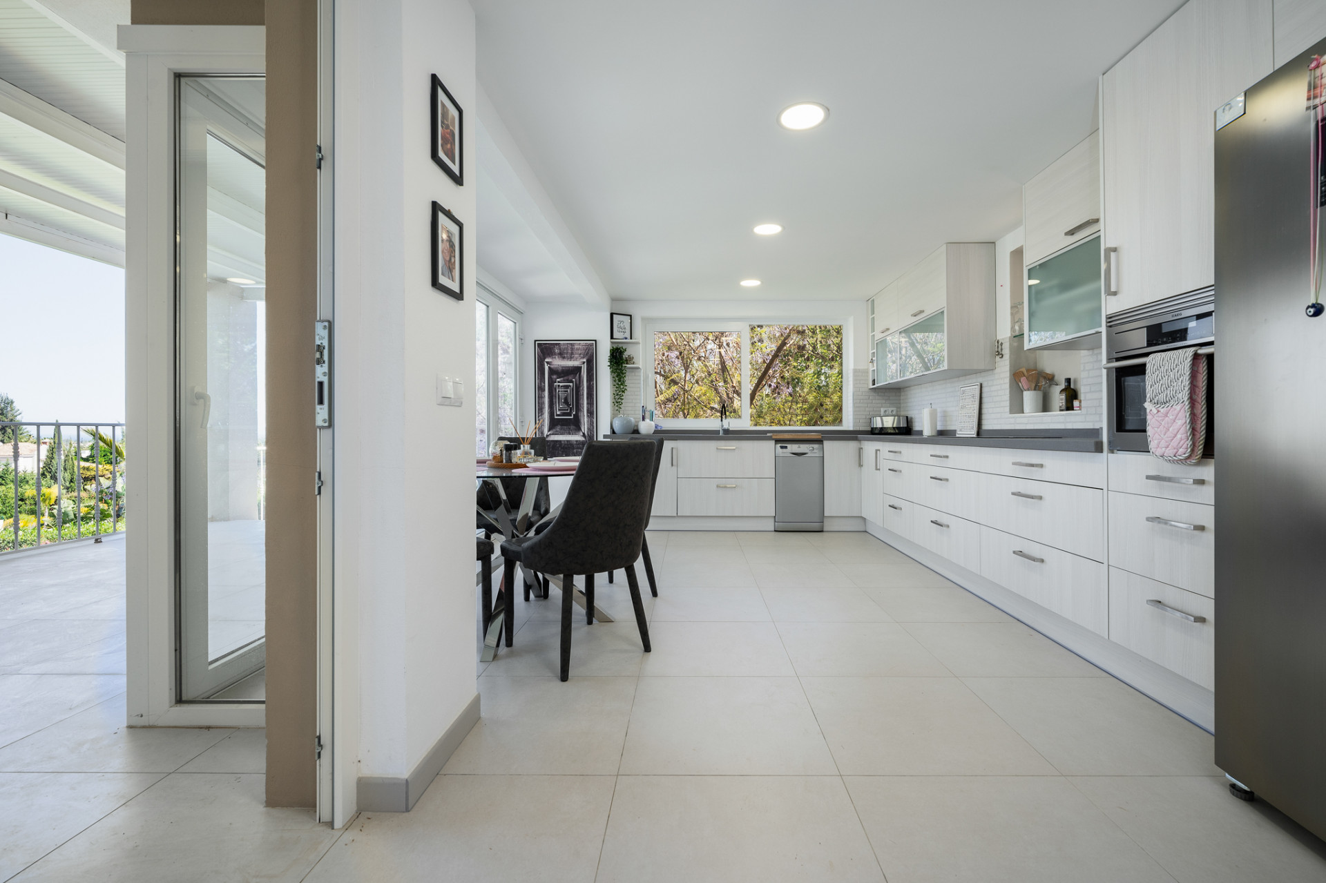 Luxusní Vila s Panoramatickým Výhledem · Fotografie 12