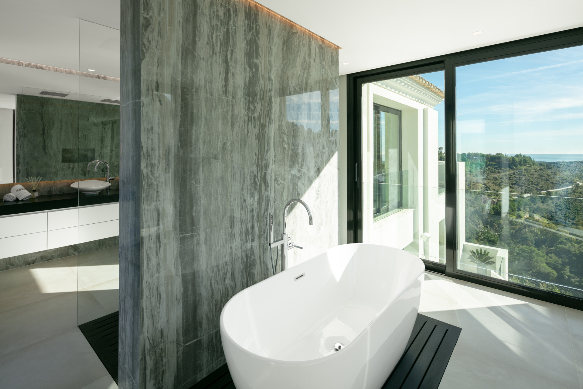 Luxury Villa with Panoramic Sea Views · Photo 14