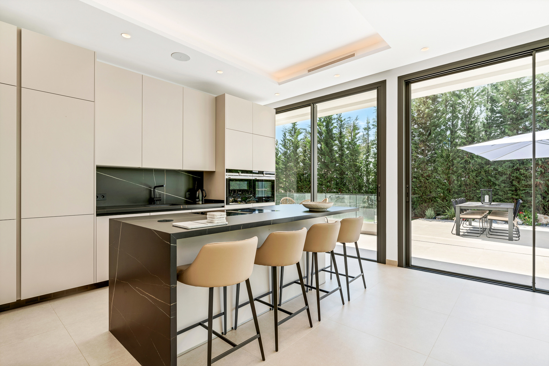 Moderní Luxusní Vila s Úchvatnými Výhledy · Fotografie 11