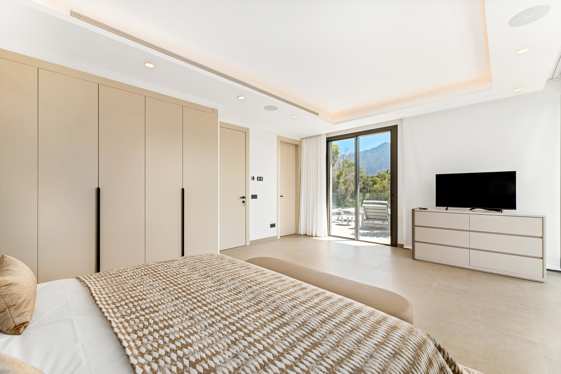 Moderní Luxusní Vila s Úchvatnými Výhledy · Fotografie 14