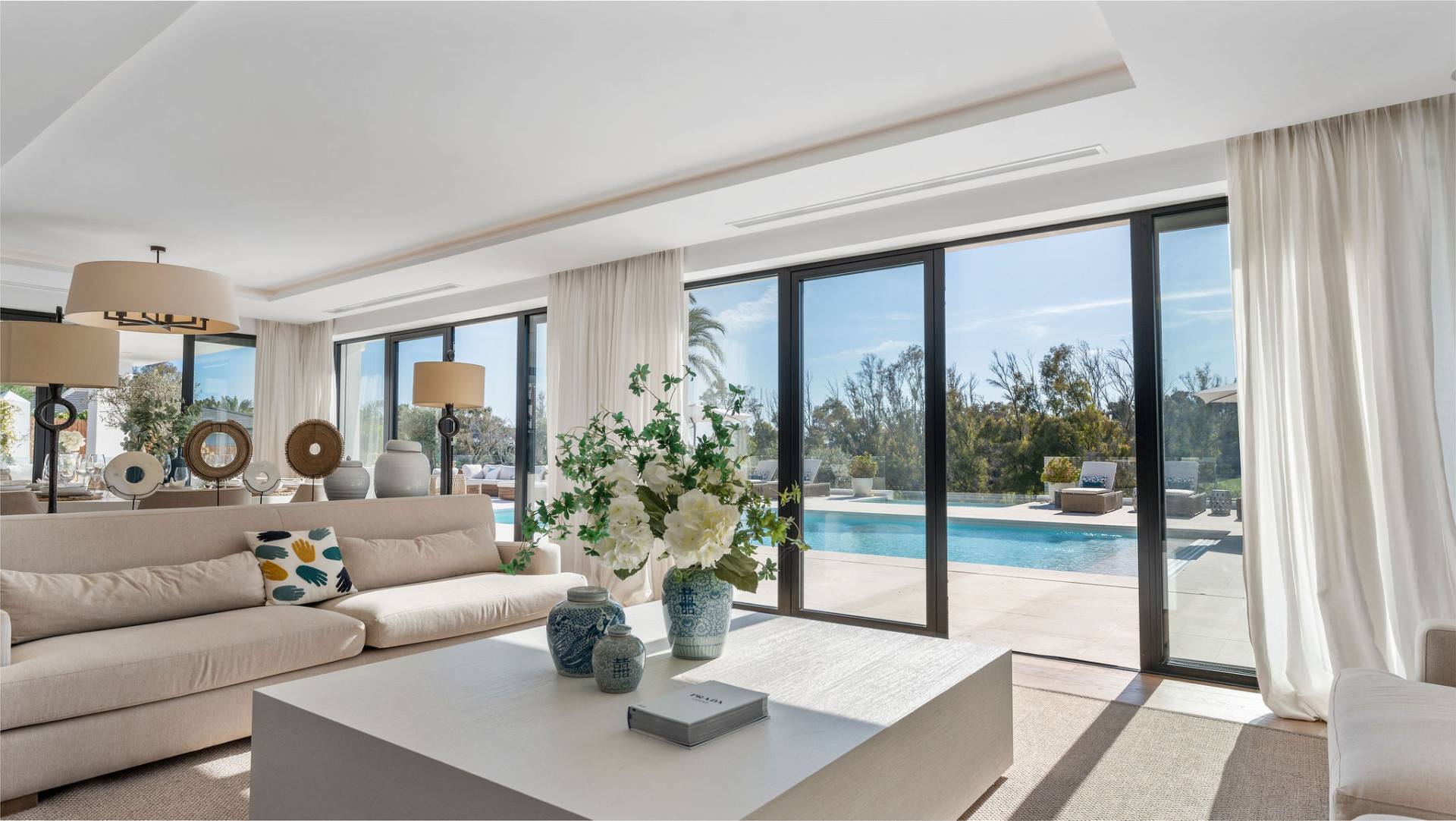 Luxury Villa with Stunning Views · Photo 8