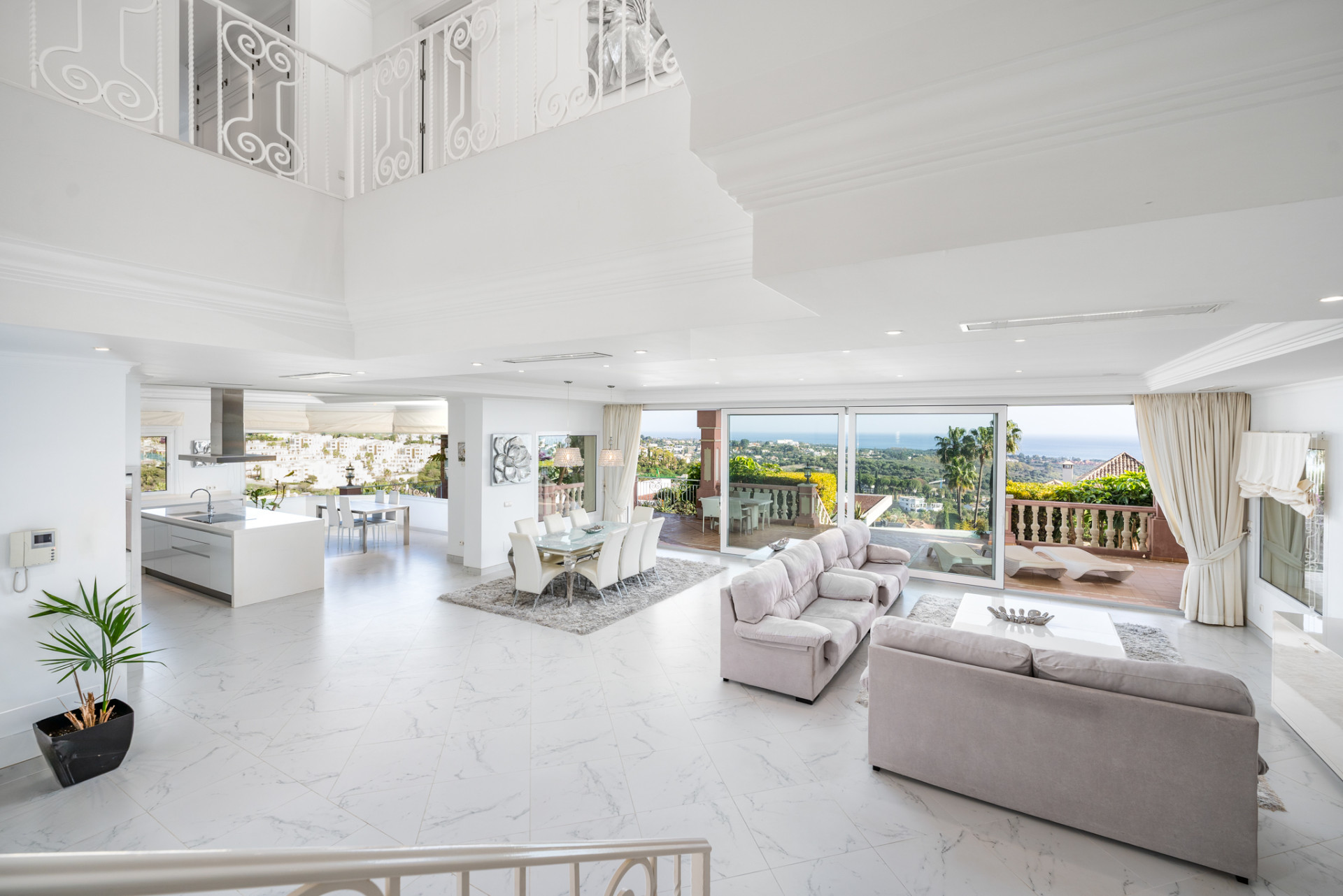 Luxury Villa with Panoramic Views · Photo 9