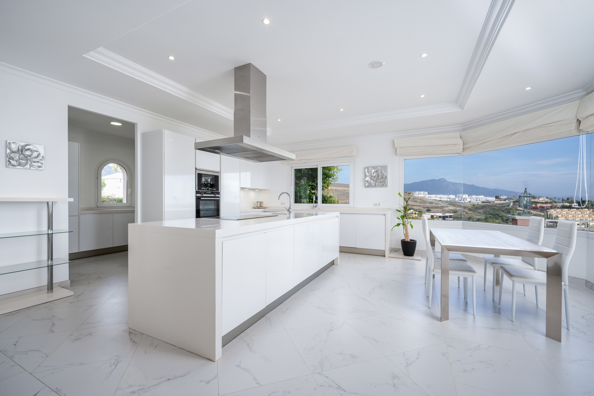 Luxury Villa with Panoramic Views · Photo 12