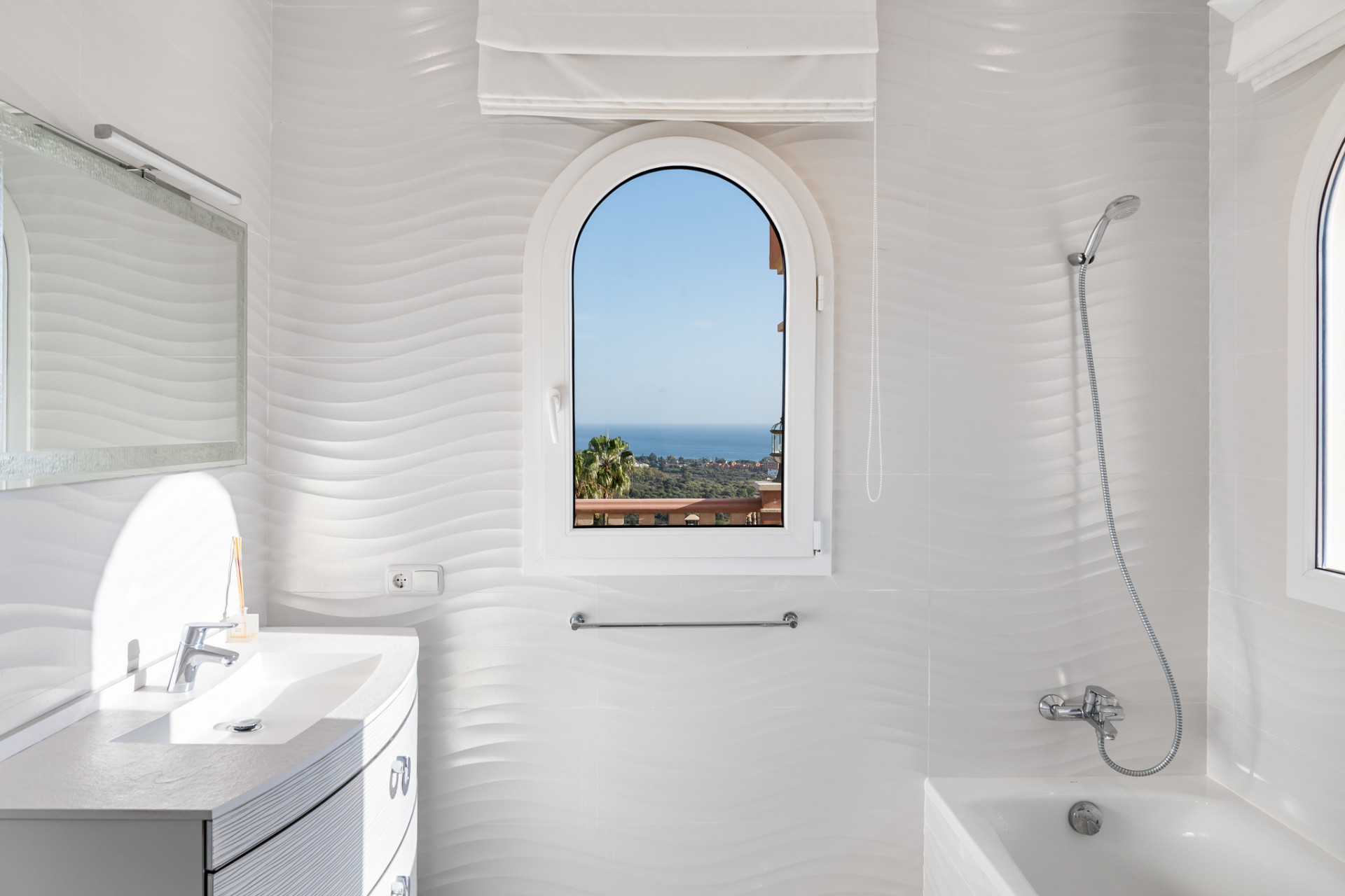 Luxury Villa with Panoramic Views · Photo 23