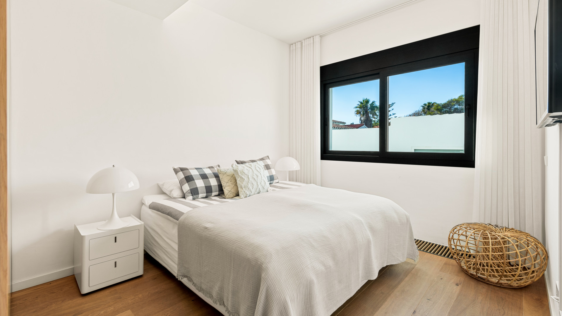 Modern Beachfront Villa · Photo 14