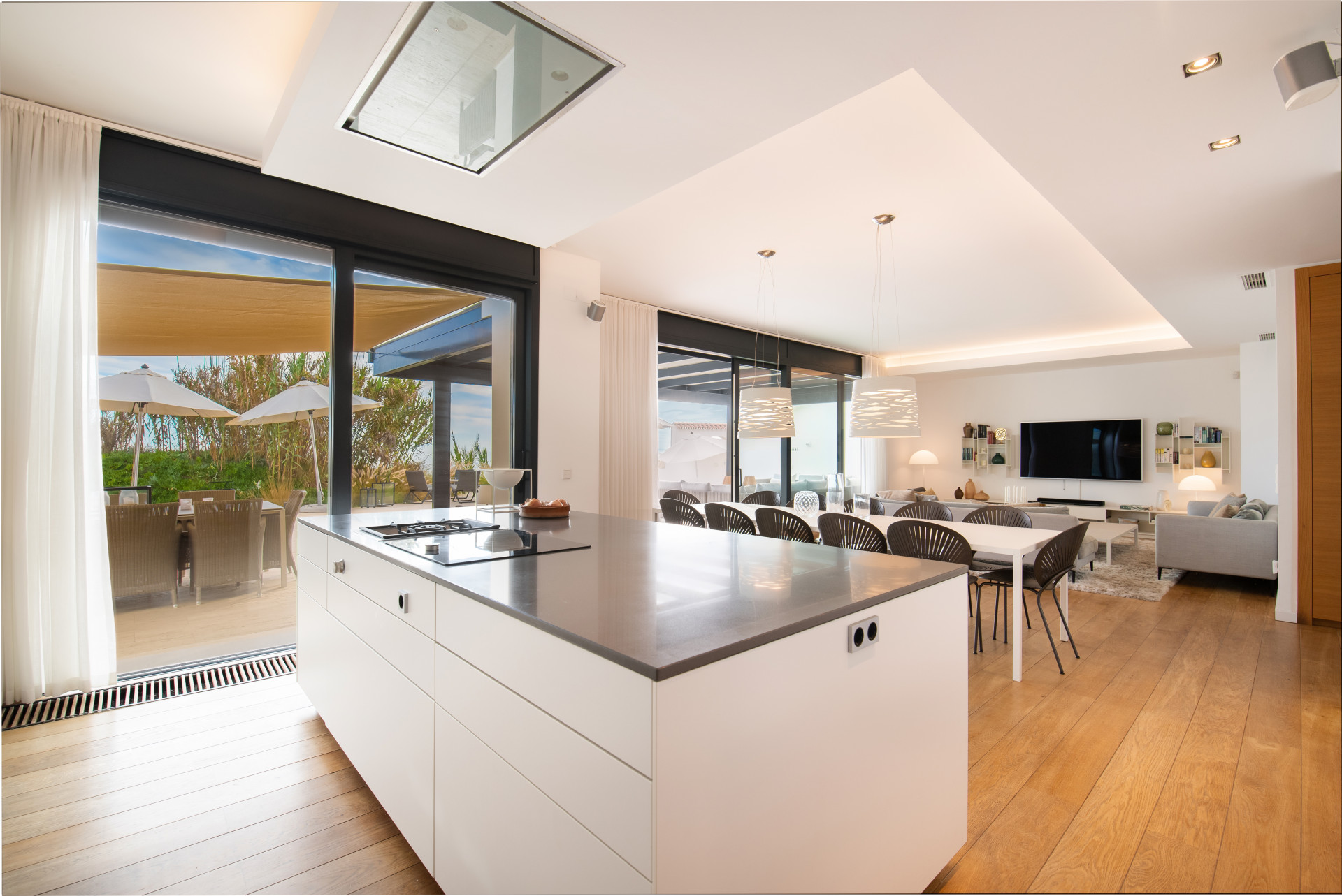 Modern Beachfront Villa · Photo 9