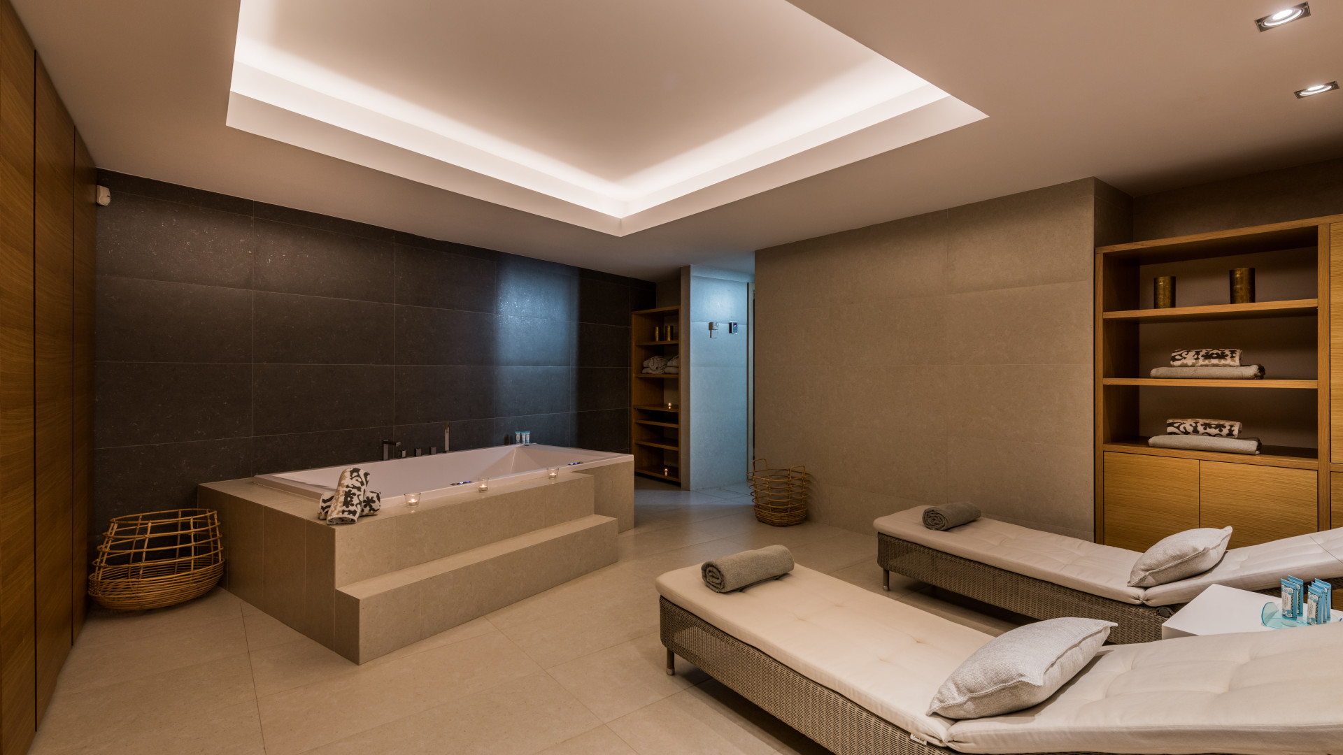 Modern Beachfront Villa · Photo 22
