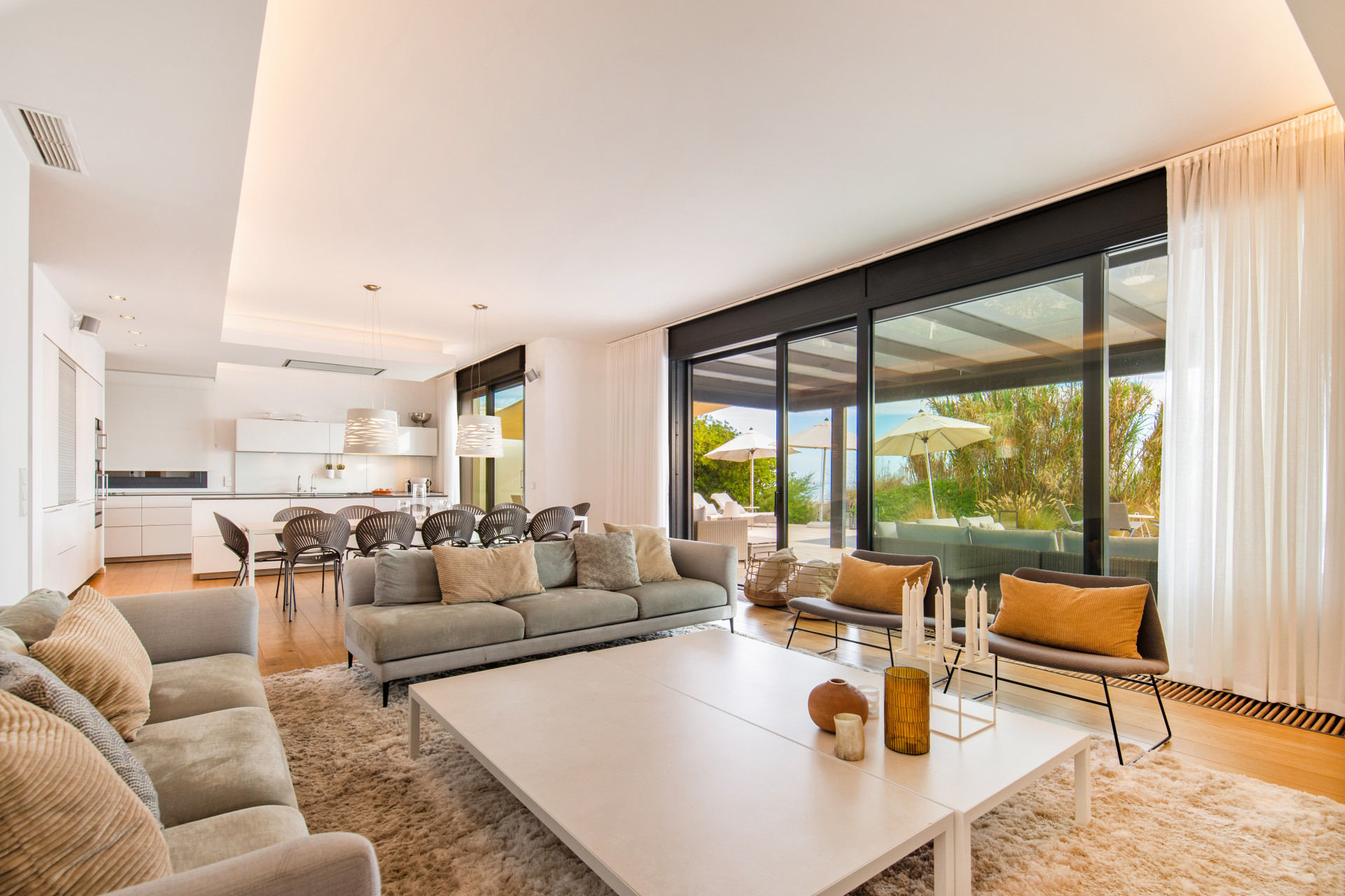Modern Beachfront Villa · Photo 8