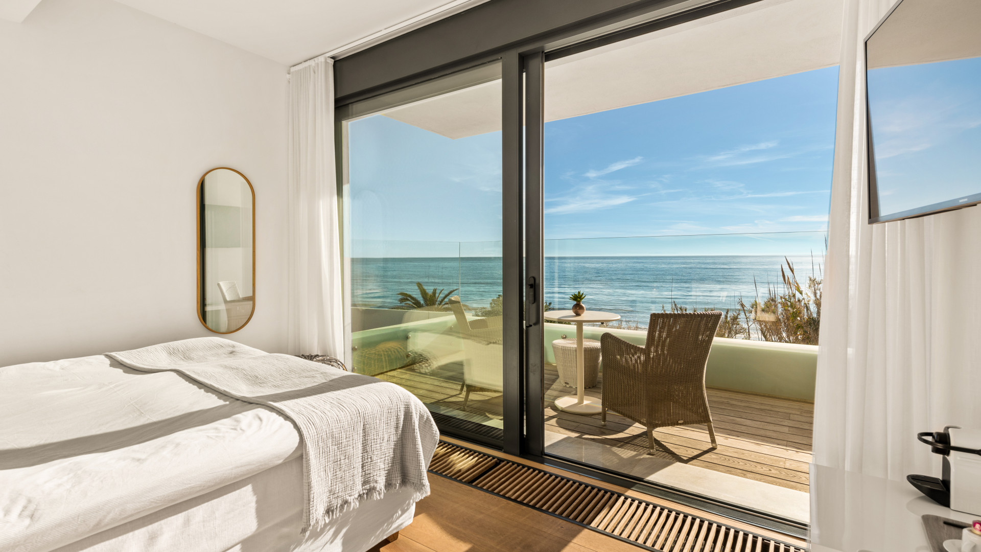 Modern Beachfront Villa · Photo 17