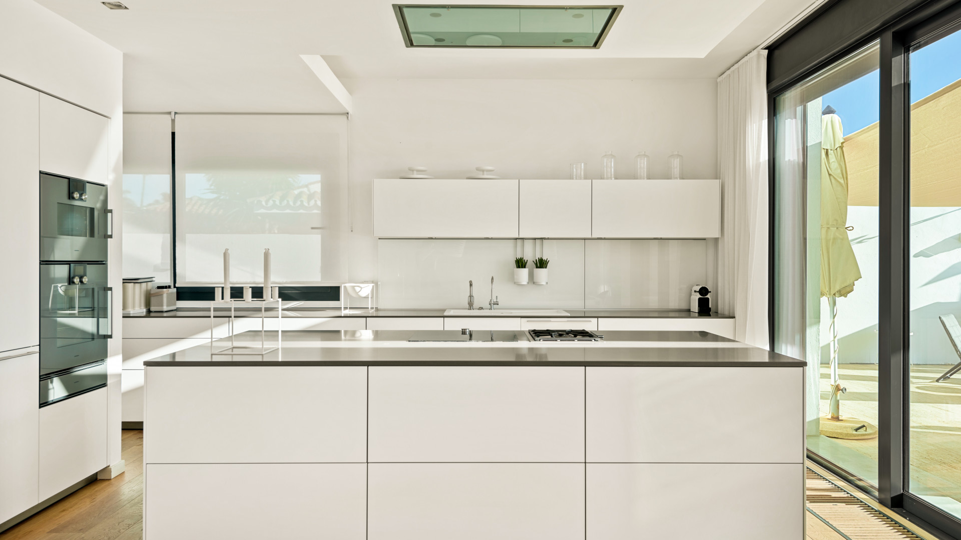Modern Beachfront Villa · Photo 10