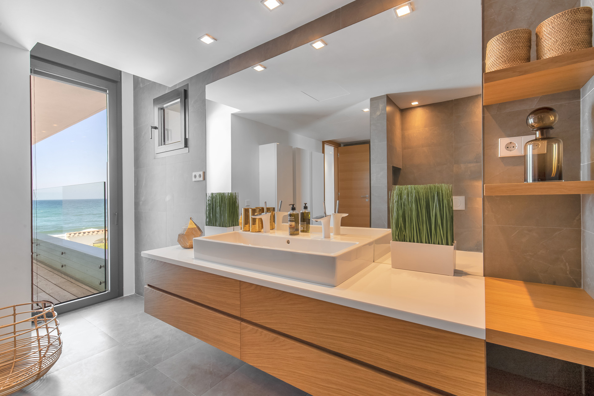 Modern Beachfront Villa · Photo 21