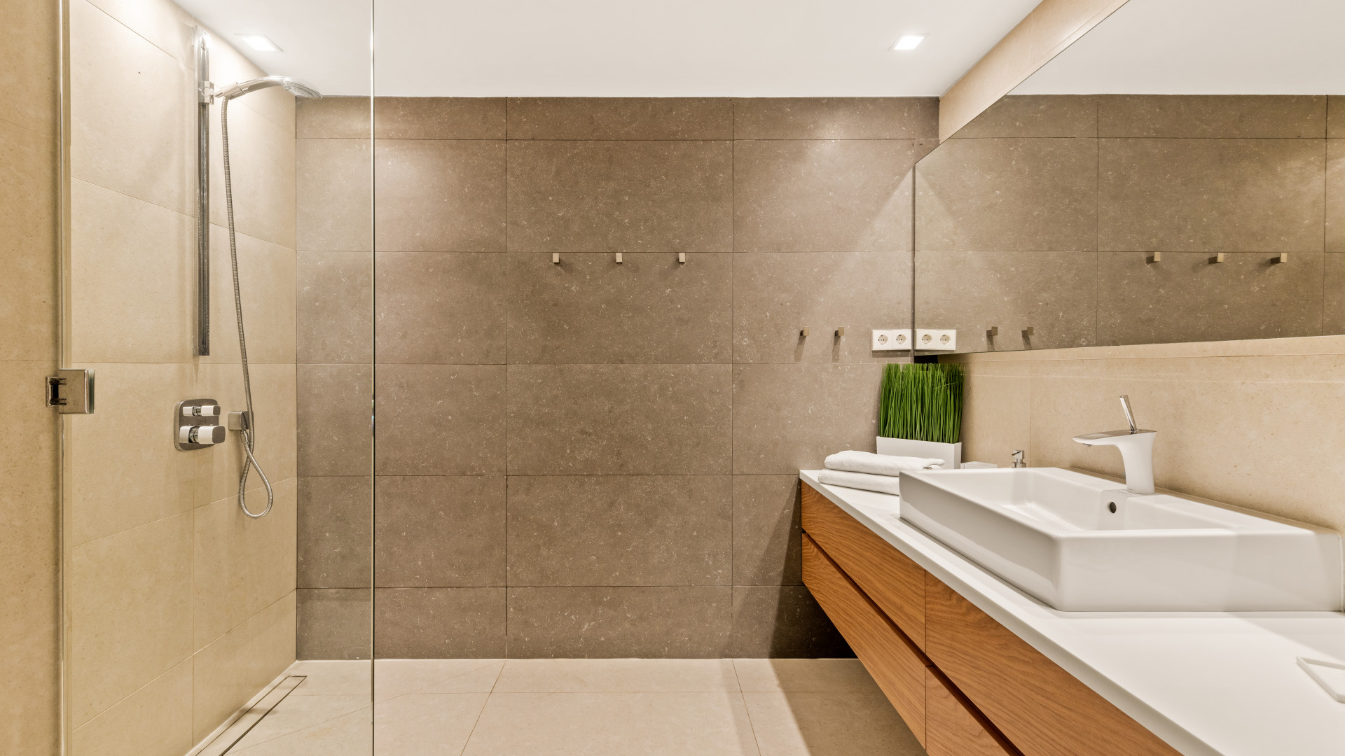 Modern Beachfront Villa · Photo 19