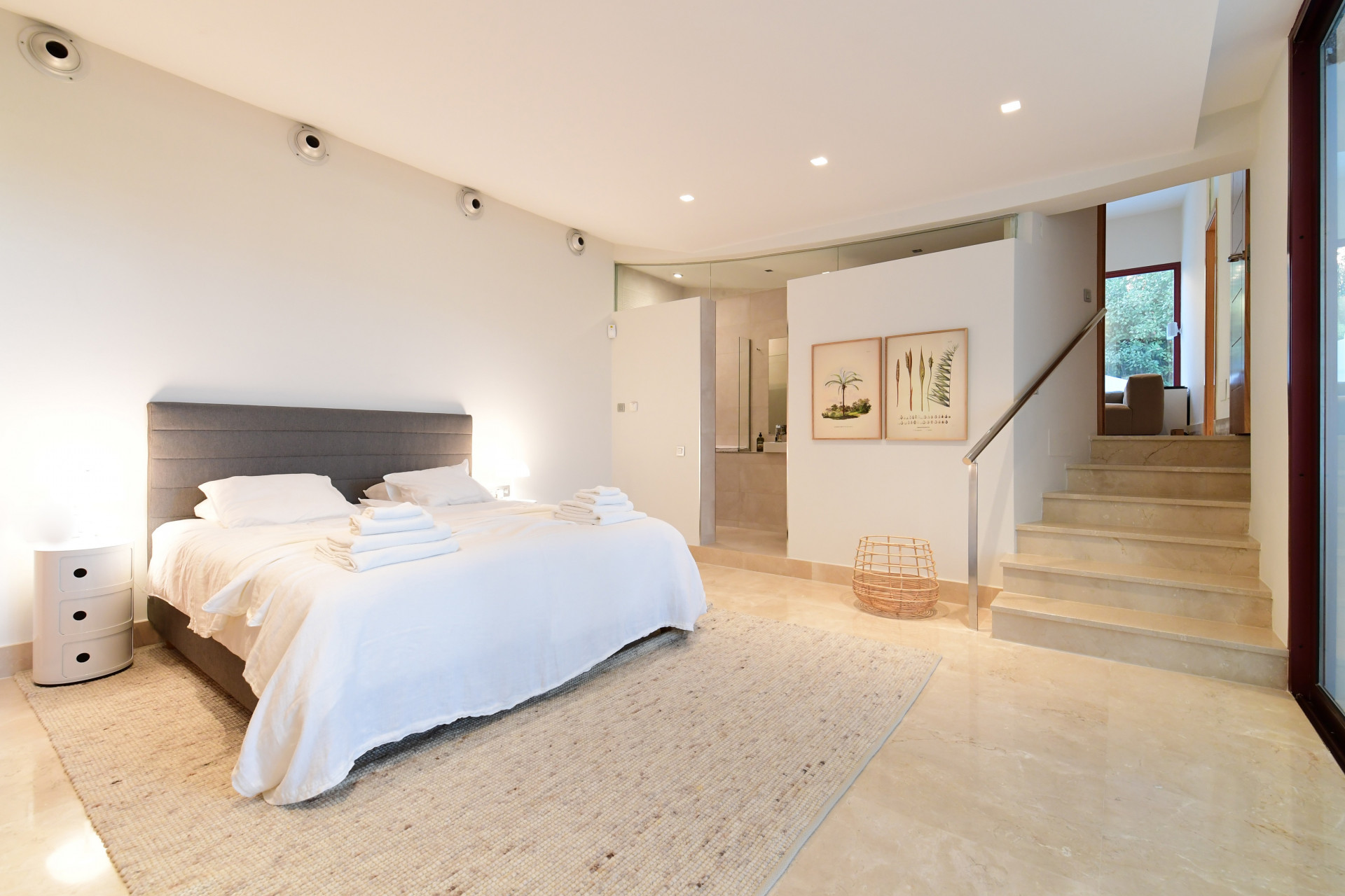 Luxury Villa with Stunning Views · Photo 15