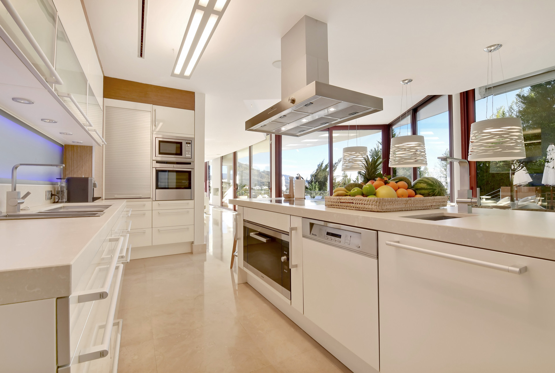Luxury Villa with Stunning Views · Photo 12