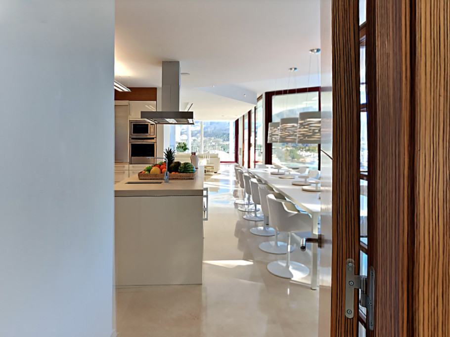 Luxury Villa with Stunning Views · Photo 10
