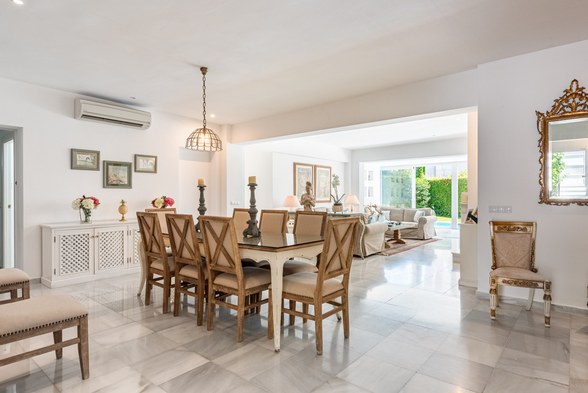 Elegant Semi-Detached Beachside Villa · Photo 9