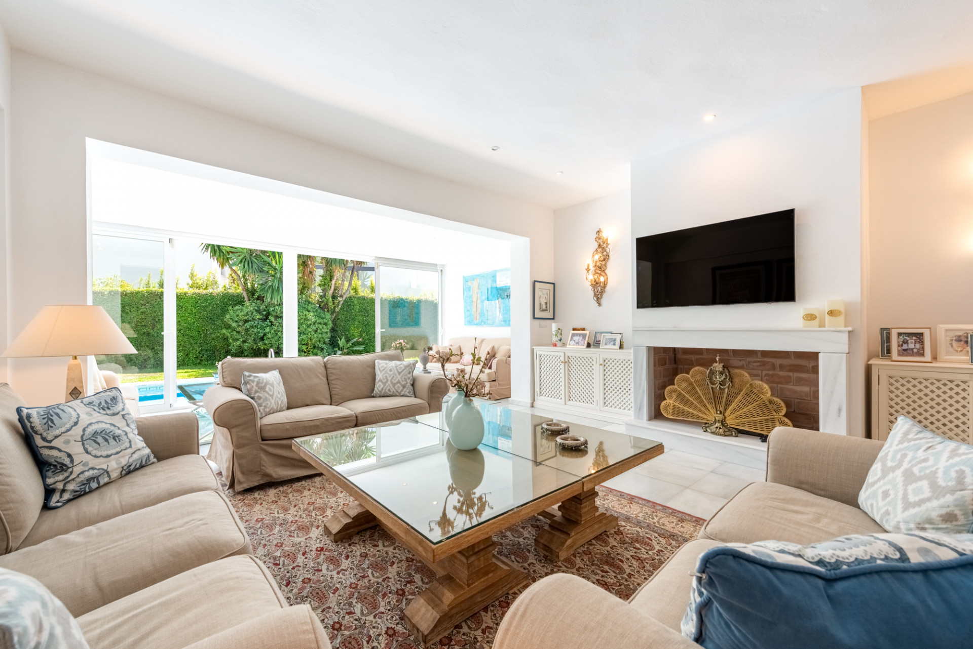 Elegant Semi-Detached Beachside Villa · Photo 8
